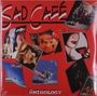 "Sad Café Anthology" steht auf rotem Hintergrund. Verschiedene Albumcover sind verteilt platziert.