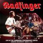 "Badfinger" in roter Schrift. "Live at the Cambridge Performance Center" in Weiß auf schwarzem Hintergrund. Musiker auf Bühne.