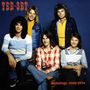 Tee-Set, Anthology: 1966-1979. Fünf Männer in bunter Kleidung sitzen und stehen vor einem blauen Hintergrund.