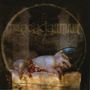 "The Acacia Strain, The Dead Walk" steht darauf. Ein weißes Ferkel liegt mit geschmücktem Bauch auf einer hellen Oberfläche.