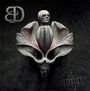 Text: "SPIRIT", kunstvolles Design mit einem Totenkopf, eingebettet in eine blumenartige Struktur.