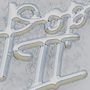Es sind die stilisierten Buchstaben "Pop II" zu sehen, die wie in Eis oder Glas geformt wirken.