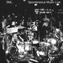 Text oben: „SML Spontaneous Music Live“. Schwarz-Weiß-Aufnahme einer Band, die vor Publikum spielt.