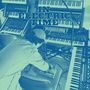 Text: „IN ELECTRIC TIME“. Illustration eines Musikers an mehreren Keyboards. Retro-futuristischer Stil in Blau- und Grüntönen.