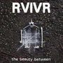 "RVIVR, the beauty between" in weißer Schrift auf Kies. Knochen formen ein abstraktes Muster auf dunklem Untergrund.