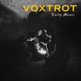 Oben gelber Schriftzug "VOXTROT", darunter in Weiß "Early Music". Menschen sitzen um eine Lichtquelle im Dunkeln.