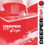 „DEEPER (AUTO-PAIN)“ steht vor einem rot-weiß gehaltenen Gebäude. Eine vertikale Leiste zeigt „DEEPER“ und arabische Schrift.