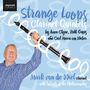 "Strange Loops Clarinet Quintets by Anna Clyne, Ruth Gipps and Carl Maria von Weber. Mark van de Wiel Clarinet." Ein Mann hält eine Klarinette, umgeben von Schleifen auf blauem Hintergrund.