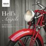 "Hell's Angels", La Serenissima, Adrian Chandler Director/Violin. Ein rotes Motorrad vor einer Holzwand.