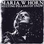 Oben sind die Worte "MARIA W HORN MELTING PILLARS OF SNOW". Eine Frau schaut nach oben, umgeben von Schneefall.