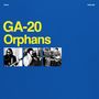 "GA-20 Orphans" in gelber Schrift auf blauem Hintergrund, mit drei Schwarz-Weiß-Fotos von Musikern darunter.