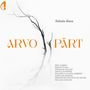 „Tabula Rasa“, „ARVO PÄRT“ in orange. Namen in Schwarz: Eric Aubier, Benoit D'Hau, François Daudet und mehr. Verdorrter Ast im Wasser.