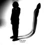 „STARE AWAY IN ABSENCE“: Eine Person steht mit gesenktem Kopf; ihr Schatten erstreckt sich lang auf den Boden.