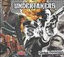"UNDERTAKERS" und "Global Dominion". Collage mit Explosion, Polizist mit Dollarsymbol, Gefangenen und Mann im Anzug.