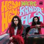 Text: "HEY! HEY! WE'RE BANDA ALS." Zwei Männer in roten Anzügen vor einem alten Auto. Hintergrund in rosa mit bunten Buchstaben.