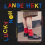 Text: "LANDE HEKT", "LUCKY NOW". Bild von Beinen in roten Socken und schwarzen Schuhen, Tattoo auf dem Bein. Farbiges Design.
