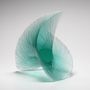 Keine Texte sichtbar. Geschwungene Glasskulptur in transparentem Türkis, elegant und dynamisch geformt.