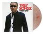 "Trey Songz, Trey Day" in rotem Text. Eine stilvolle Person mit Sonnenbrille, schwarzem Mantel und weißen Hemd daneben.