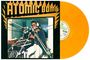 "Atomic Bomb" in großen Buchstaben. Eine Person mit Mikrofonen im Studio. Gelbe Vinyl-Schallplatte.