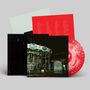 Rote Vinyl-Schallplatte, darauf: Liedtexte. Dunkles Cover zeigt ein Karussell bei Nacht.
