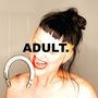 Der Text "ADULT." ist fett über einem Gesicht mit offenem Mund und rotem Lippenstift platziert.