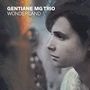 "GENTIANE MG TRIO WONDERLAND" oben links. Nahaufnahme eines nachdenklichen Gesichts, künstlerisch inszeniert.