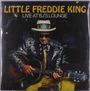 "LITTLE FREDDIE KING LIVE AT BJ'S LOUNGE" in gelber Schrift. Ein Mann im Anzug spielt Gitarre und trägt einen Hut.