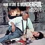 Texte: "Falling in Love is Wonderful", "Jimmy Scott". 

Eine Frau liegt an einen Mann gelehnt vor einem Kamin mit Schallplatten.