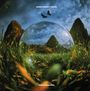 Text: "GREEN DESERT WATER" oben, "EERIE MEADOWS" unten. Landschaft mit Gras, Berge, Himmel in einer transparenten Sphäre.