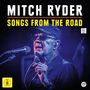 "Mitch Ryder: Songs from the Road" steht über einem Sänger in dunkler Kleidung und Sonnenbrille vor einem Mikrofon.