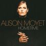 „ALISON MOYET HOMETIME“ in Großbuchstaben. Eine Frau sieht direkt nach vorne, die Hände sind gefaltet.