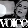 Die Worte „ALISON MOYET voice“ sind sichtbar. Porträt einer Frau mit geschlossenen Augen in Schwarz-Weiß.