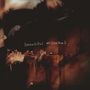 Text: "beautiful mistakes". Verschwommene Szene mit Musikern und warmen Licht.