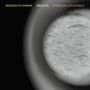 Die Texte "MEREDITH MONK," "REALMS," "PHAEDRA ENSEMBLE" sind oben. Eine abstrakte Nahaufnahme-Kreismuster in Grau.