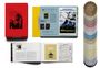 Roter Schuber, Buchseiten über "2001: a space odyssey" und "Full Metal Jacket", Sammlung von farbigen Kreisen.