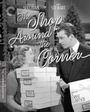 "The Shop Around the Corner". Zwei Personen in Schwarz-Weiß, eine Frau hält Pakete, ein Mann trägt einen Anzug.