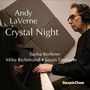 "Andy LaVerne Crystal Night. Sasha Berliner, Mike Richmond, Jason Tiemann." Ein Mann spielt konzentriert Klavier.