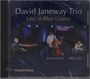 "David Janeway Trio Live at Blue LLama"; SteepleChase unten. Musiker am Klavier, Bass und Schlagzeug auf einer Bühne.