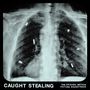 Text: "CAUGHT STEALING" und "THE ORIGINAL MOTION PICTURE SOUNDTRACK". Eine Röntgenaufnahme eines Brustkorbs.