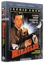 "Jackie Chan in 'Miracles - Canton Godfather', Action-Spiel von 128 Min. Collectors Edition. Chan hält eine Waffe."