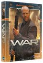 "Collector's Edition" und "WAR" stehen auf der Hülle. Ein Mann in einem Anzug hält eine Waffe. Actionfilm-Thema.