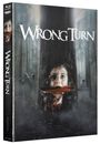 "Wrong Turn" steht oben in Weiß. Eine Frau schaut erschrocken und blutig mit einer Klinge im Mund durch Bäume.