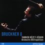 Text: Bruckner 8, Yannick Nézet-Séguin, Orchestre Métropolitain. Ein Dirigent in Aktion mit erhobenen Armen und Taktstock.