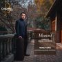 Mozart Complete Violin Concertos. Ning Feng, Kammerakademie Potsdam. Mann mit Geigenkoffer auf Terrasse, herbstliche Bäume.