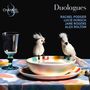 „Duologues“ und Namen von vier Musikern. Auf dem Tisch sind ein Glas, zwei weiße Vögel und buntes Geschirr.