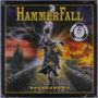 HAMMERFALL, RENEGADE 2.0. Eine düstere, dramatische Szene mit einem Ritter auf einem brennenden Pferd vor einem flammenden Hintergrund.