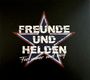 Text: "FREUNDE UND HELDEN. Für immer und ewig." Stern-Design in Blau, Rot und Weiß auf schwarzem Hintergrund.
