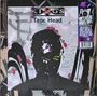 "KING'S, Tape Head". Illustration eines abstrakten Kopfes vor einem technischen, farbigen Hintergrund.