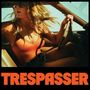 "TRESPASSER" in großen orangefarbenen Buchstaben; eine Frau mit Sonnenbrille fährt ein Auto.