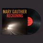 Text: "Mary Gauthier Reckoning". Eine Vinyl-Schallplatte mit Albumcover, auf dem ein Zug im Lichtkegel zu sehen ist.